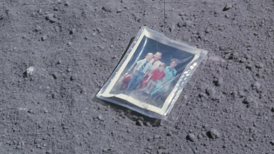Na Měsíci leží i fotka rodiny astronauta Charlese Duka