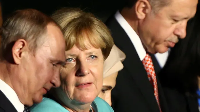 Putin, Merkelová a Erdogan během summitu G20