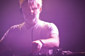 James Murphy z LCD Soundsystem kryl záda Midi Lidem