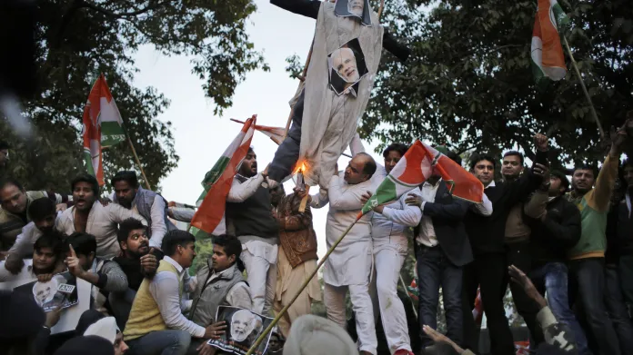 Indové v Dillí protestovali proti návštěvě svého premiéra v Pákistánu