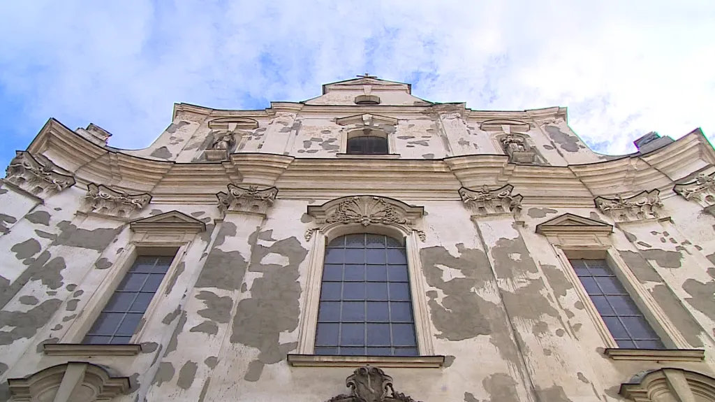 Fasáda kostela chátrá, minorité ji alespoň zatřeli