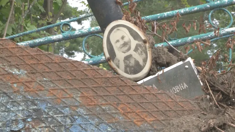 Zničený hřbitov v Sumské oblasti