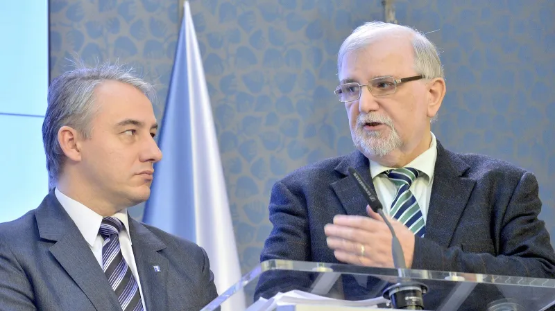 Josef Středula (vlevo) a Jaroslav Hanák (vpravo) po jednání tripartity