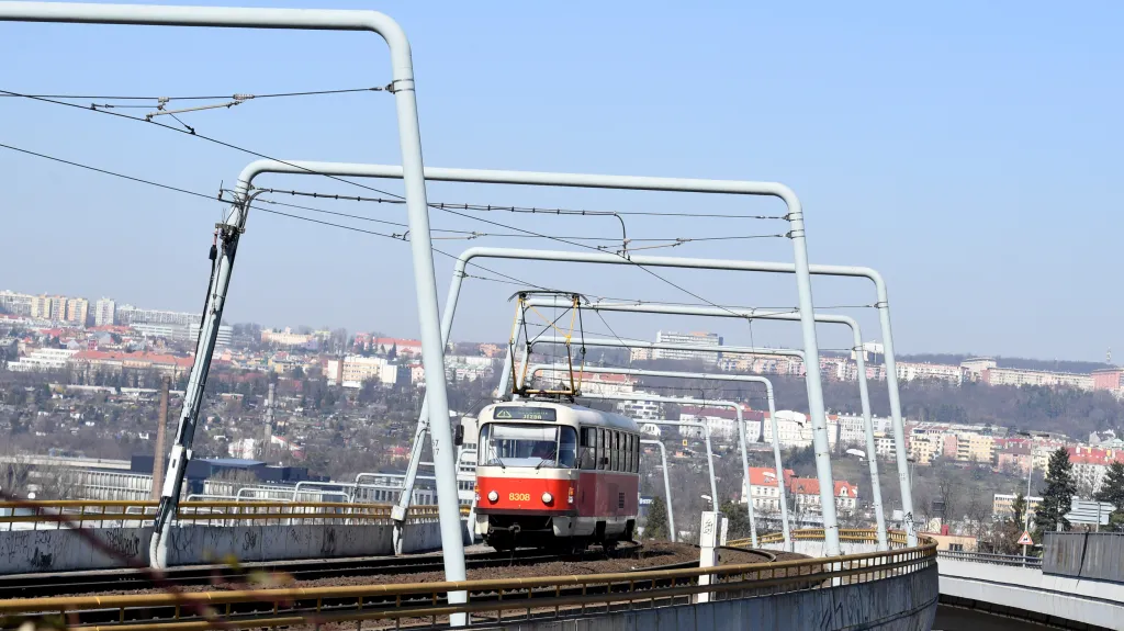 Estakáda na trase mezi Ohradou a Palmovkou