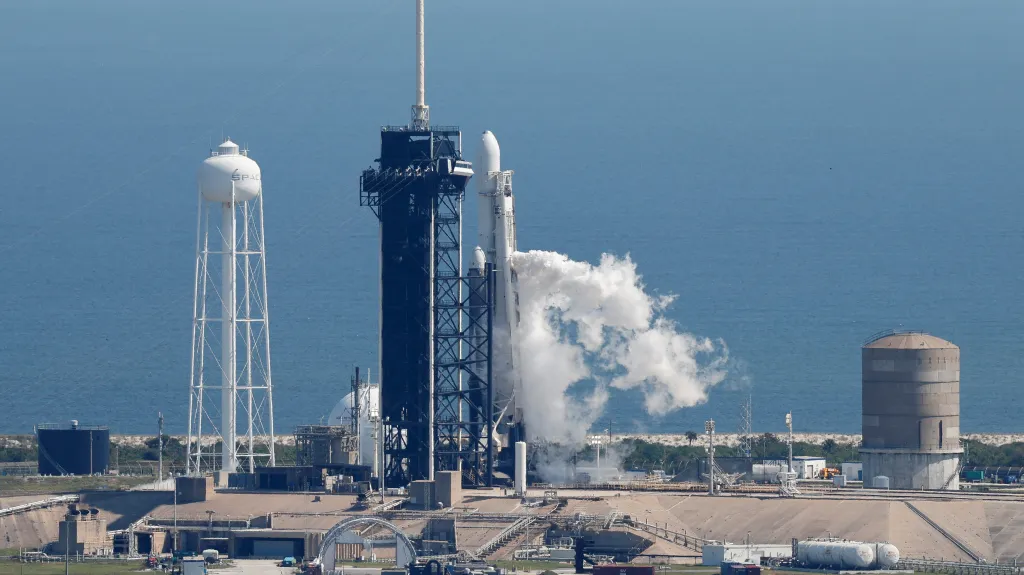 Raketa Falcon Heavy, která nese k Jupiterovu měsíci sondu Europa Clipper, na snímku před startem