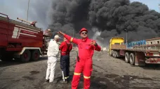 Stoupající dým z místa exploze v přístavu Bandar-Abbás