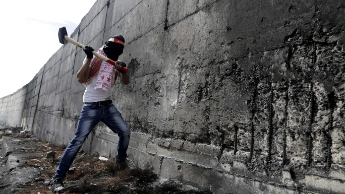 Palestinský odpůrce zdi u Východního Jeruzaléma