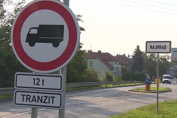 Osm obcí podél dálnice D2 slaví úspěch. Konečně se zbaví kamionů