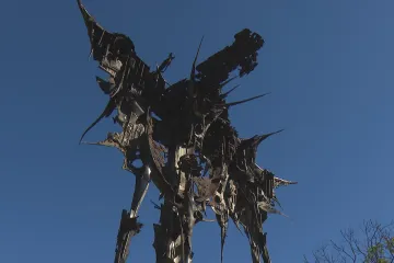 Sedmimetrová plastika předznamenává výstavu Veselého v pražském Veletržním paláci