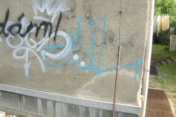 Kandidující Pirát se nahlásil policii za sprejerství. Potom odstoupil