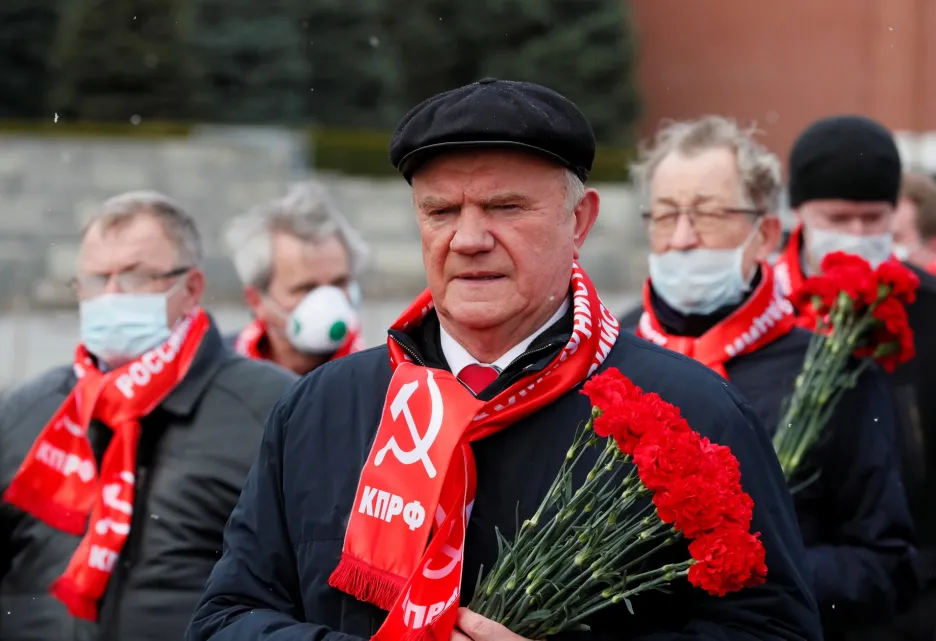 Vůdce ruské komunistické strany Gennadij Zjuganov se účastní průvodu, při němž později položil květiny u mauzolea Vladimira Iljiče Lenina v Moskvě. Důvodem byla připomínka 150. výročí narození bývalého předsedy vlády Sovětského svazu