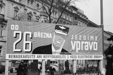 Vpravo jezdíme už 80 let. Podíl na tom má okupace, Paříž i konec rytířů