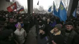 Proruští demonstranti nalevo, krymští Tataři napravo, místní parlament v Simferopolu, 26. února 2014