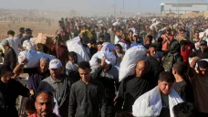 Palestinci si odnášejí humanitární pomoc z distribučních center Humanitární nadace pro Gazu