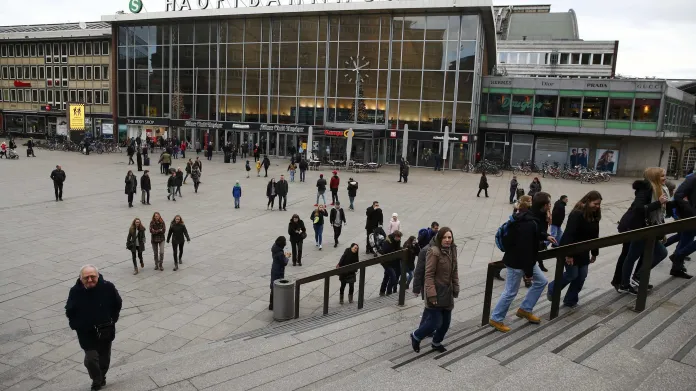 Před nádražím v Kolíně nad Rýnem došlo k desítkám útoků