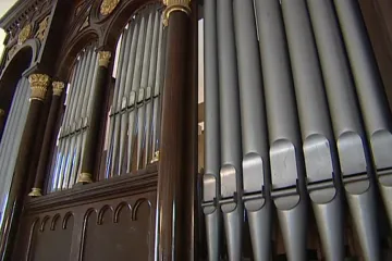Čtrnáctiletý varhaník z Krnova cvičí na zahájení Noci kostelů