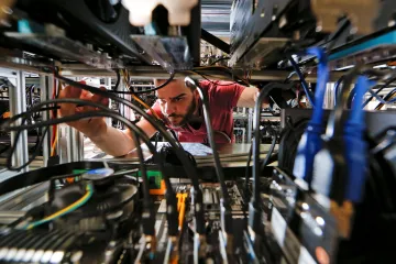 Strmý pokles hodnoty bitcoinu táhne dolů i firmy. Ne všechny ale spláčou nad výdělkem