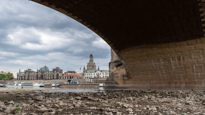 Napůl vyschlé Labe na konci dubna 2020 v Drážďanech