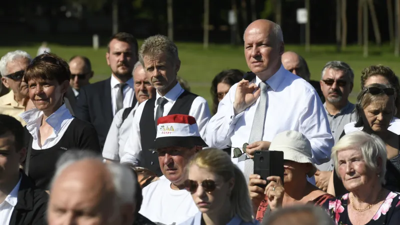 Předseda Senátu Miloš Vystrčil a senátor Pavel Fischer na mši v Lidicích