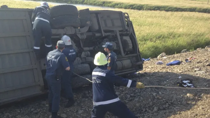 Po čelní srážce skončil jeden z autobusů převrácený na bok