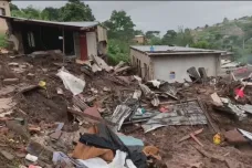 Při záplavách na východě Jihoafrické republiky zahynulo přes čtyři sta lidí