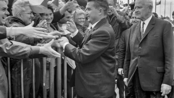 V roce 1968 jako rumunský prezident navštívil ČSSR. Jeho návštěva se těšila mimořádnému zájmu Pražanů, protože byla považována za podporu pražského jara proti SSSR. Na snímku Pražané zdraví Nicolae Ceaușesca na pražském letišti v Ruzyni, vpravo Ludvík Svoboda