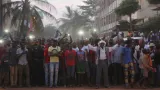 Místní lidé z Bamaka povzbuzují vojáky zasahující proti džihádistům v hotelu Radisson Blu