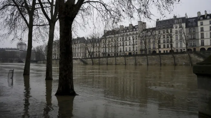 V Paříži se zvýšila hladina řeky Seiny