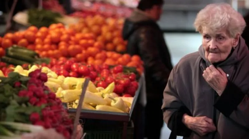 Důchodkyně v supermarketu