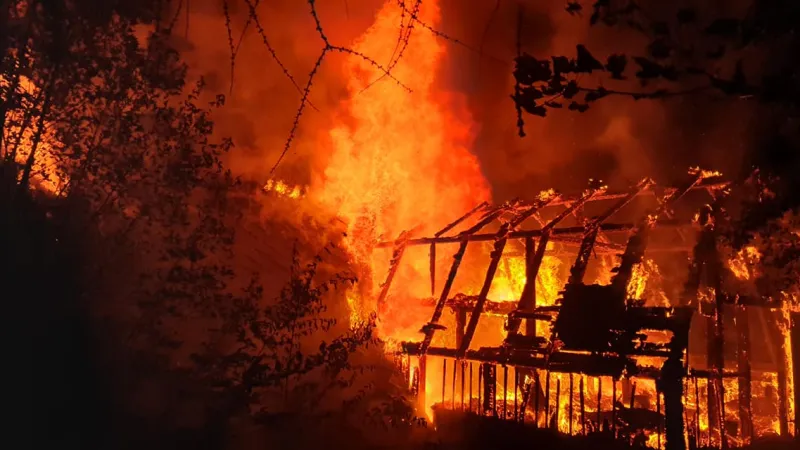 Požár budovy ve Vejprtech