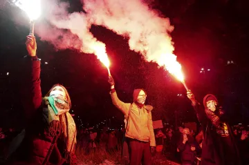 Ulice polských měst třetí den v řadě bouří proti omezení potratů v zemi