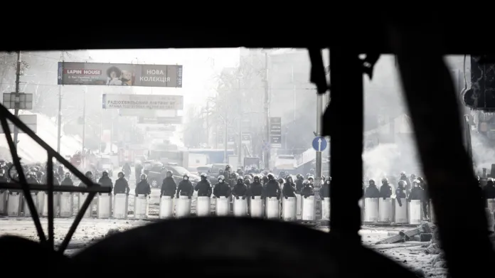 Policejní kordony za barikádami na náměstí Nezávislosti jsou v pohotovosti