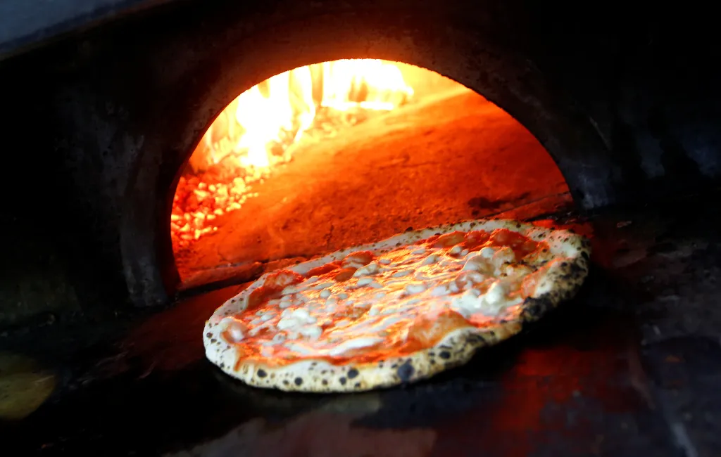 Pizzaiuolo. Asi nejznámější „placku“ dostalo mezi nehmotné dědictví umění neapolských pizzařů. Podle UNESCO je pizza víc než jen jídlo, protože „podporuje společenská setkání a mezigenerační výměnu“, když si mistři a učni předávají pizzové know-how