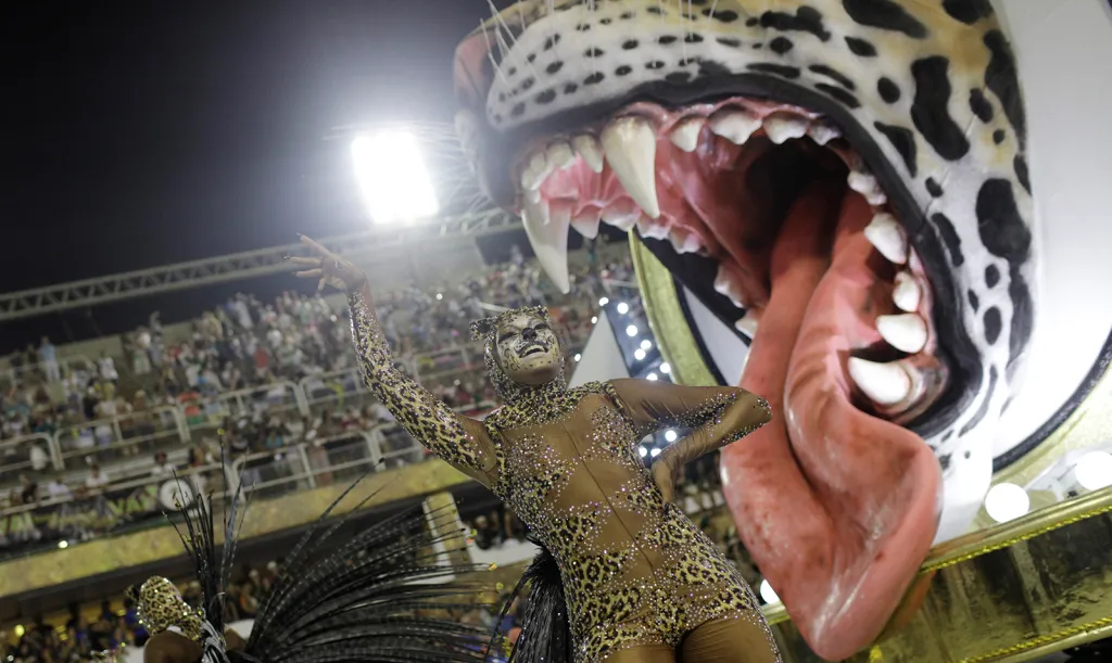 Přehlídka tanečních škol na Sambodromu během karnevalu v Riu 2018