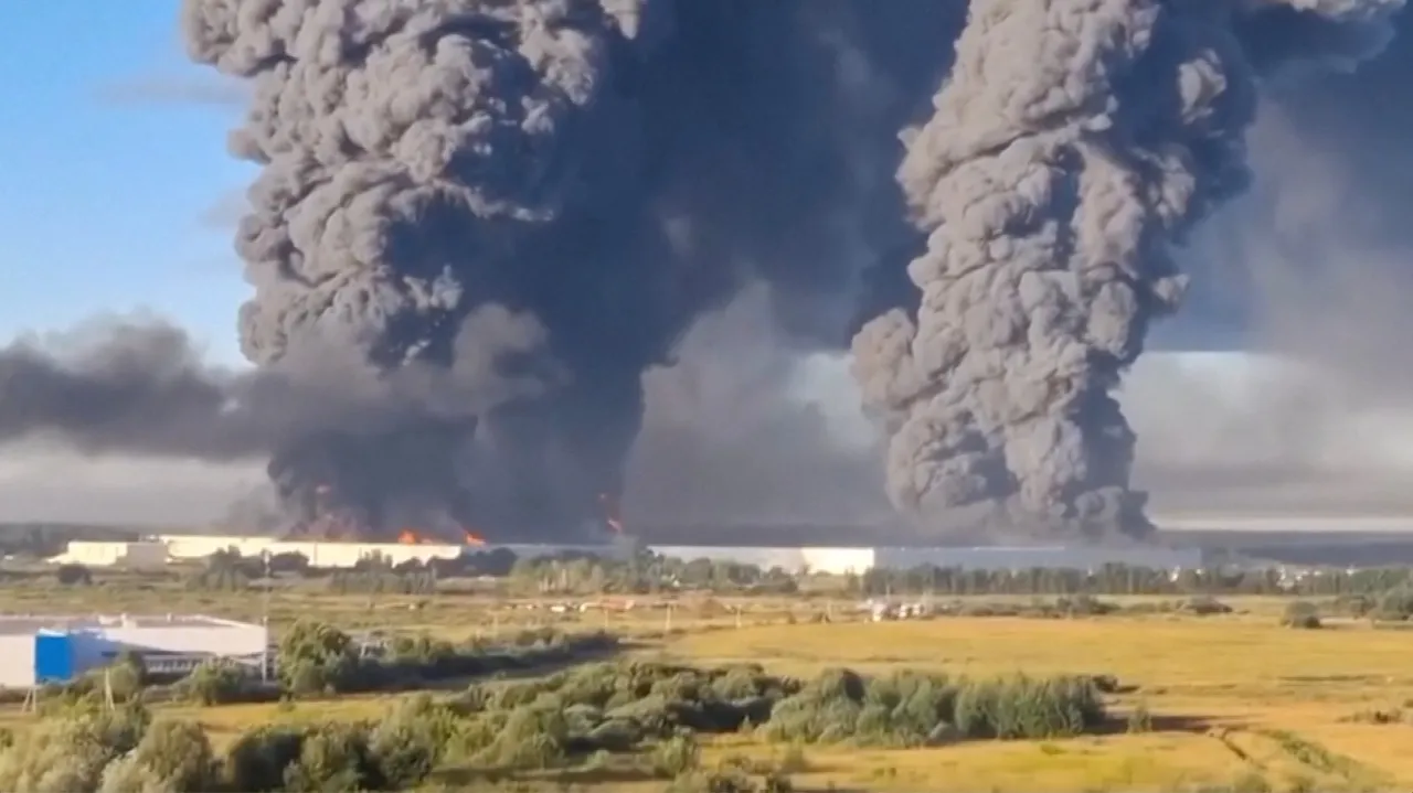 Ukrajina zasáhla ruskou rafinerii a logistická centra, okupanti v Záporoží osobní vlak