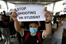 „Přestaňte střílet,“ vyzývají demonstranti v Hongkongu. Menší střety s policií pokračují