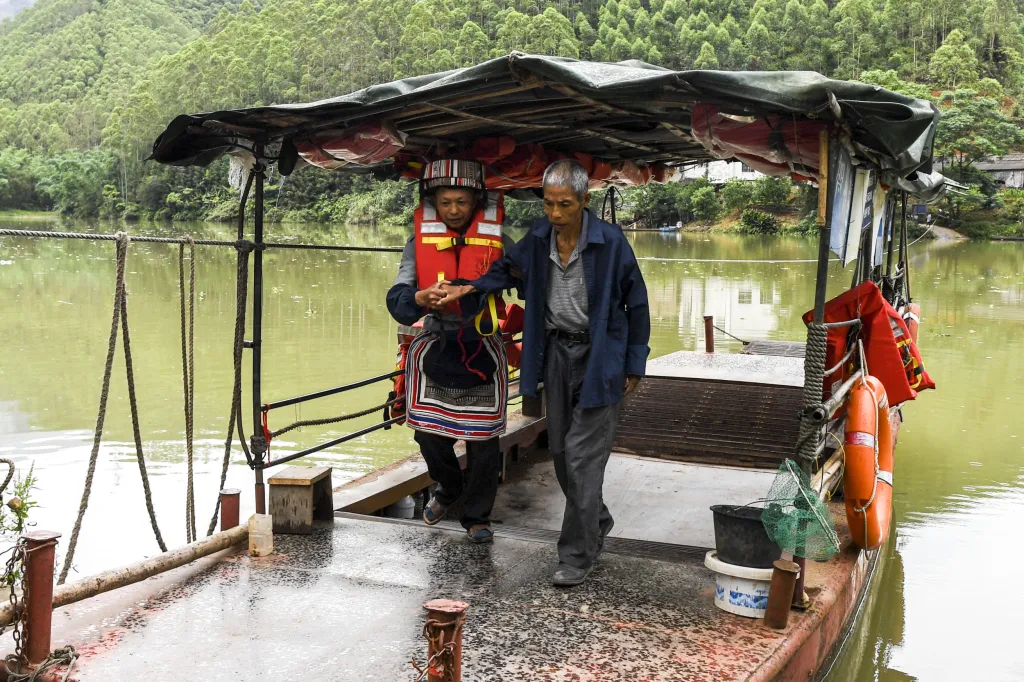 Převozník Čao Š'-pin zvaný „lidský most“  převáží pomocí vlastních rukou lidi přes řeku Han v jihočínské autonomní oblasti Kuang-si