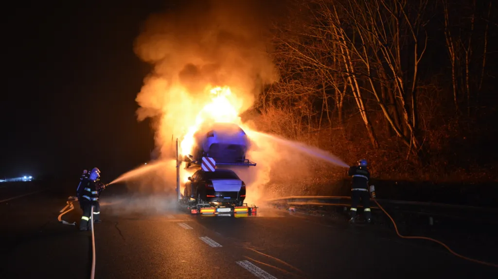 Požár kamionu s osobními auty na D10
