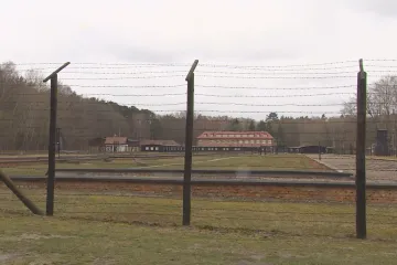 Polsko si připomíná osvobození tábora Stutthof. Ruské oslavy konce války aktivisté odmítli