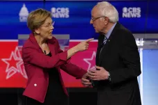 Demokratičtí kandidáti se v debatě pustili do Sanderse. Postavit jej proti Trumpovi je podle nich risk