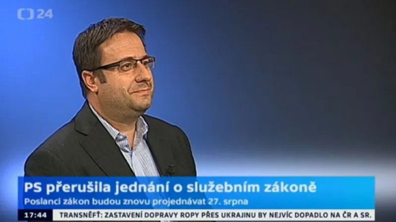 Politolog Petr Just: Dienstbierovo jednání poškozuje premiéra