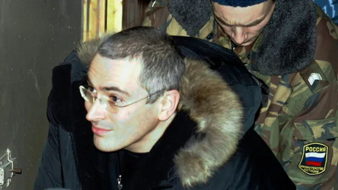 Michail Chodorkovskij eskortovaný policií v prosinci 2003