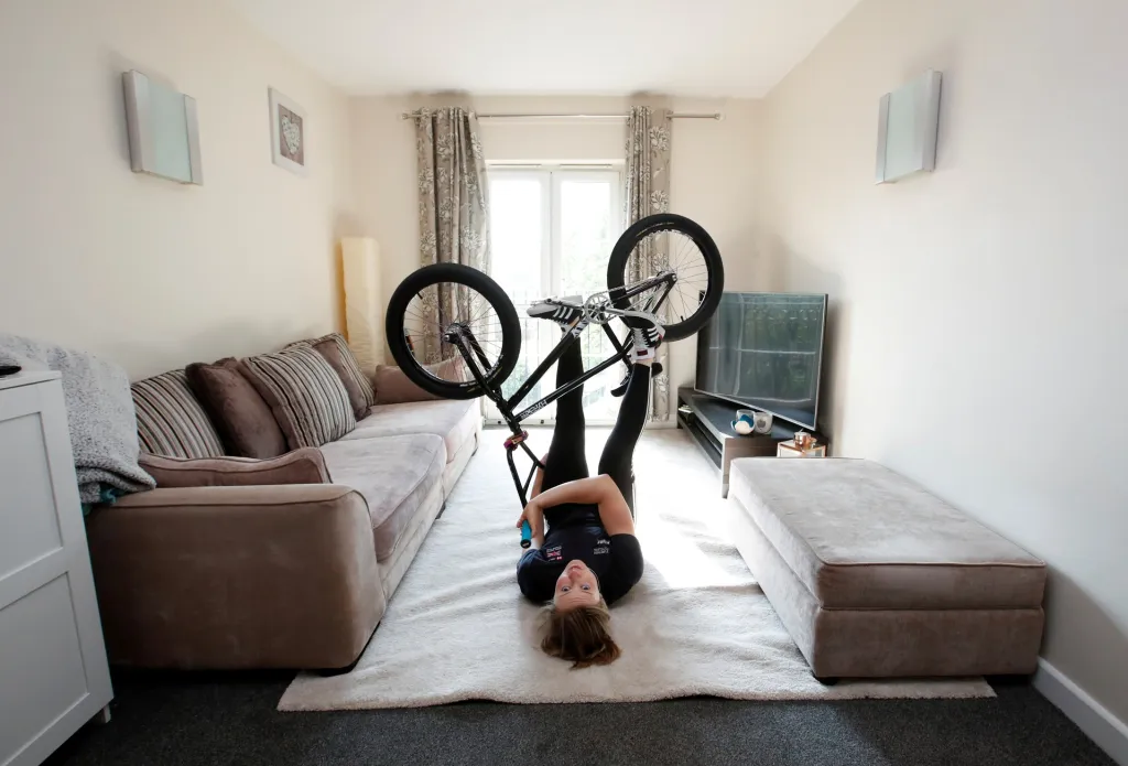 Britská jezdkyně na kolech BMX Charlotte Worthingtonová musela kvůli pandemii přesunout své tréninky do obývacího pokoje