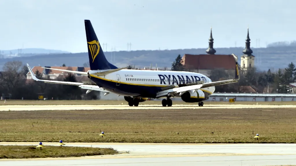 Letadlo společnosti Ryanair na brněnském letišti