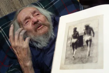 „Umění není to, co je perfektní.“ Před deseti lety zemřel fotograf Miroslav Tichý, který zachytil ženy škvírou v plotě