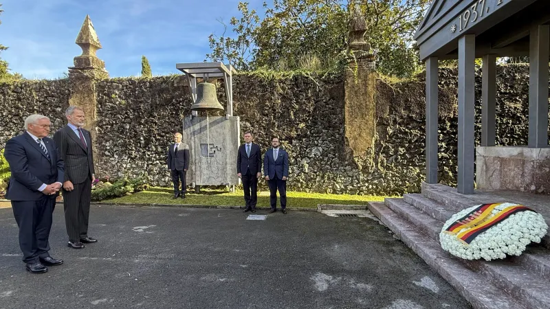 Německý prezident Frank-Walter Steinmeier a španělský král Felipe VI. uctili památku na hřbitově Zallo v baskickém městě Guernica ve Španělsku, 28. listopadu 2025