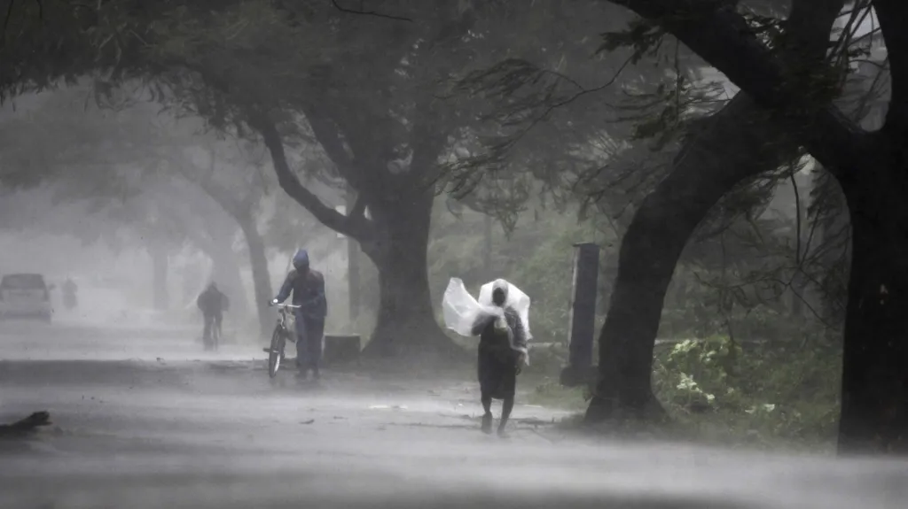 Cyklon Phailin dorazil ke břehům Indie