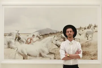 Fotograf Stranka čelí nařčení z kopírování jiných autorů a hájí se poctou. Případ otevírá etické dilema