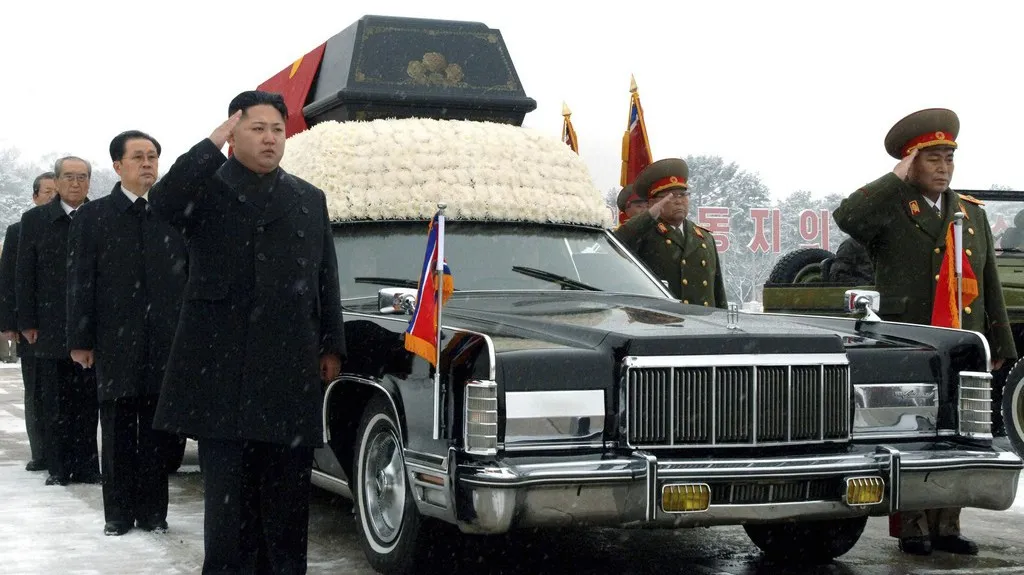 Vedení severokorejského režimu kolem rakve Kim Čong-ila