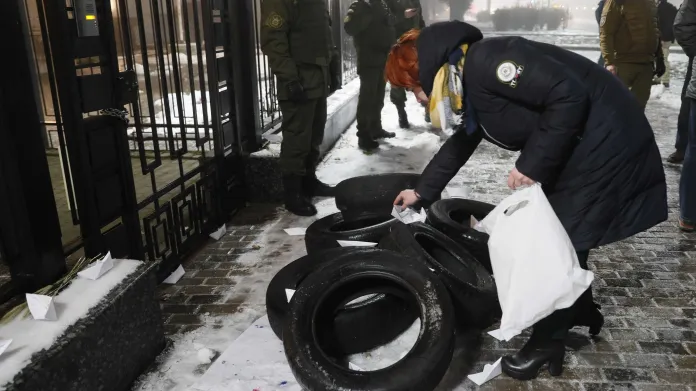 Protest před ruskou ambasádou v Kyjevě